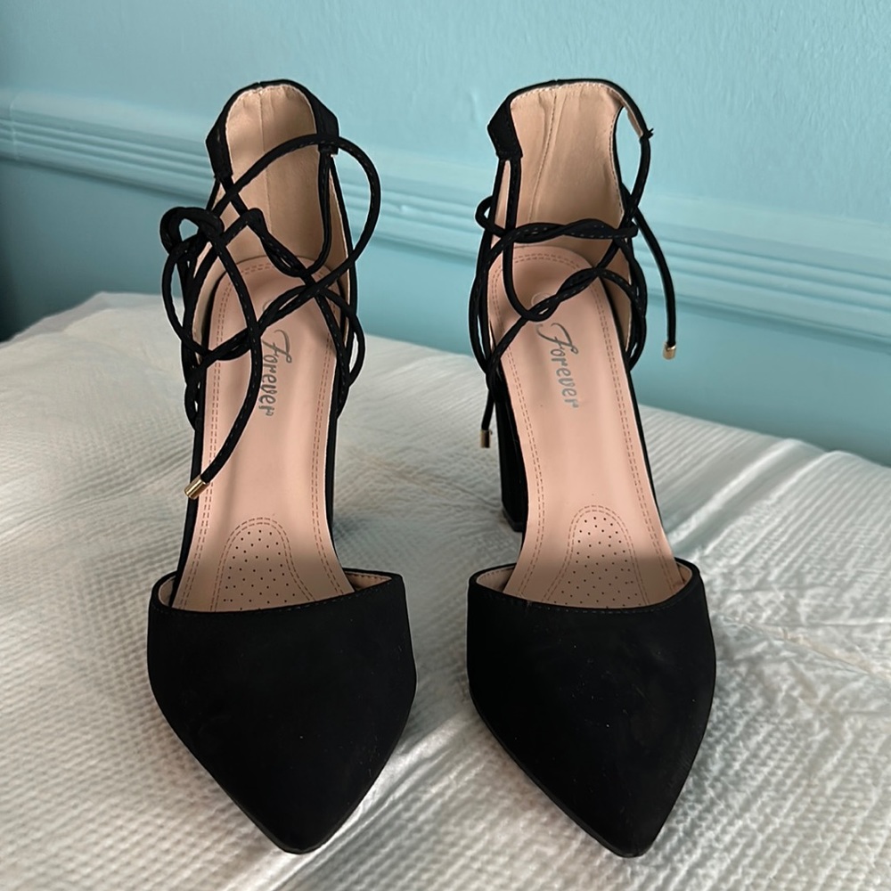 Black Pumps with a tie